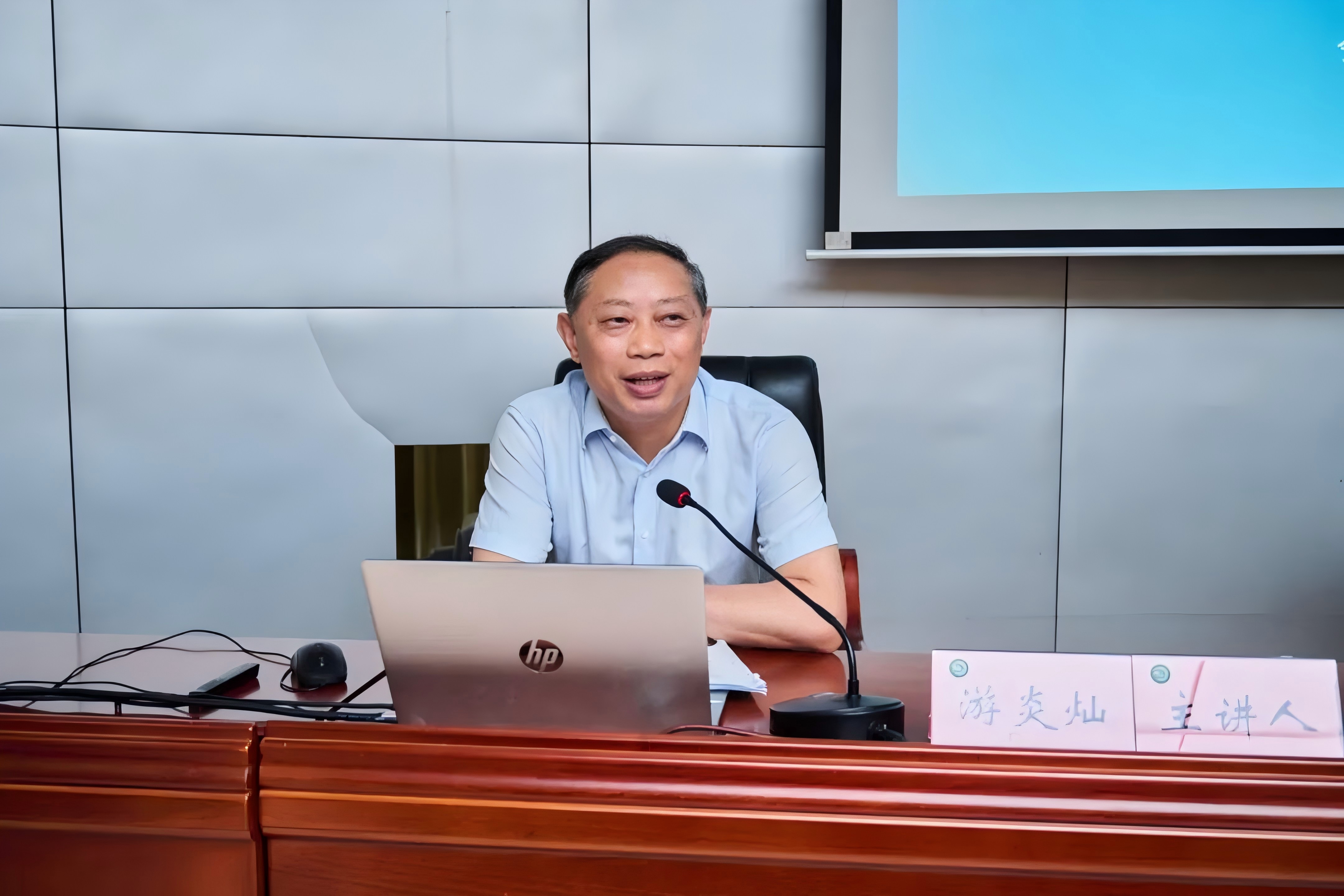 优秀校友进校园——游炎灿返校作党史专题报告