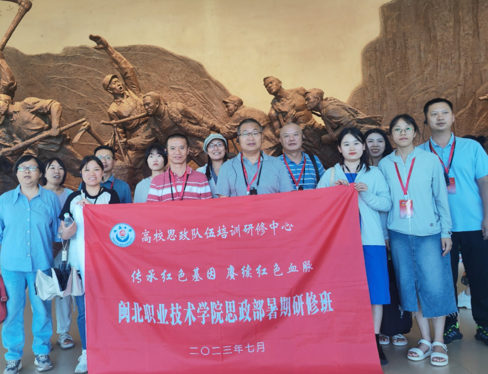 南泥湾纪念馆合照.jpg