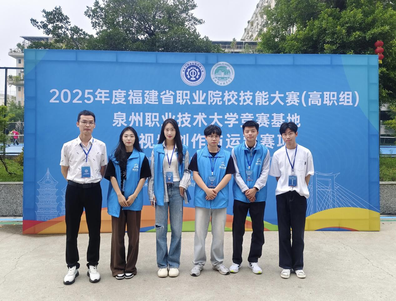 短视频创作与运营赛项-师生合影.png