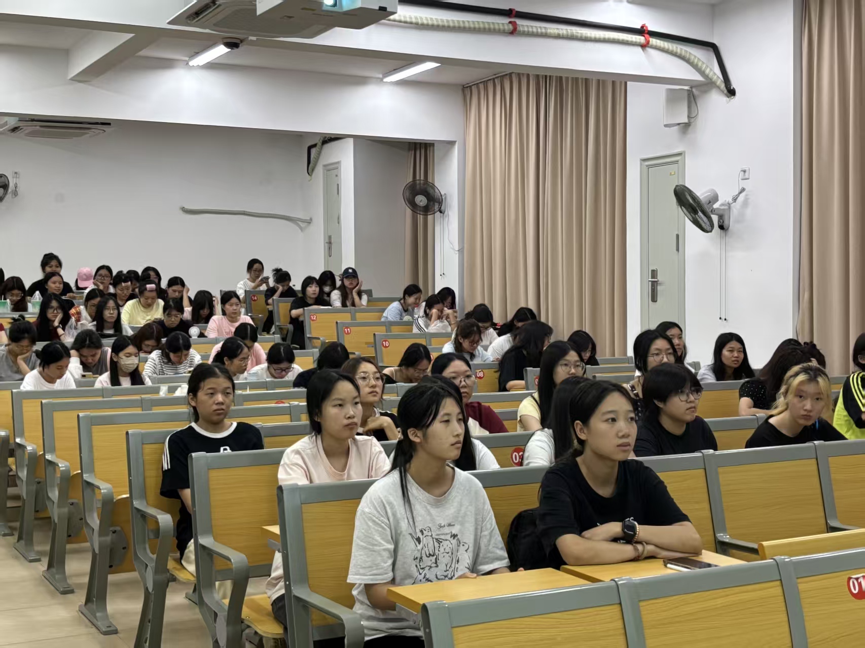 1右边.jpg