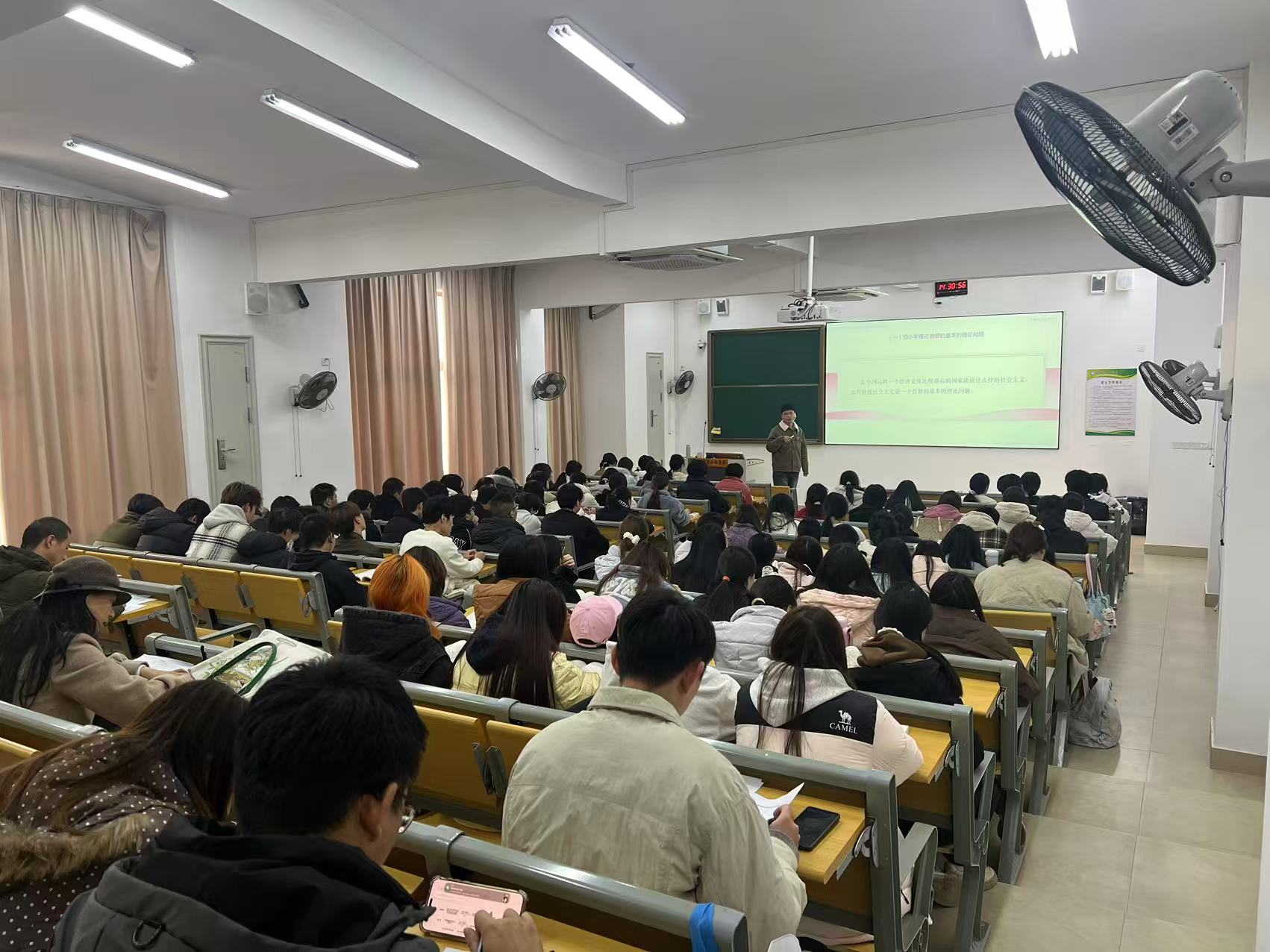吴智鹏-讲课2.jpg